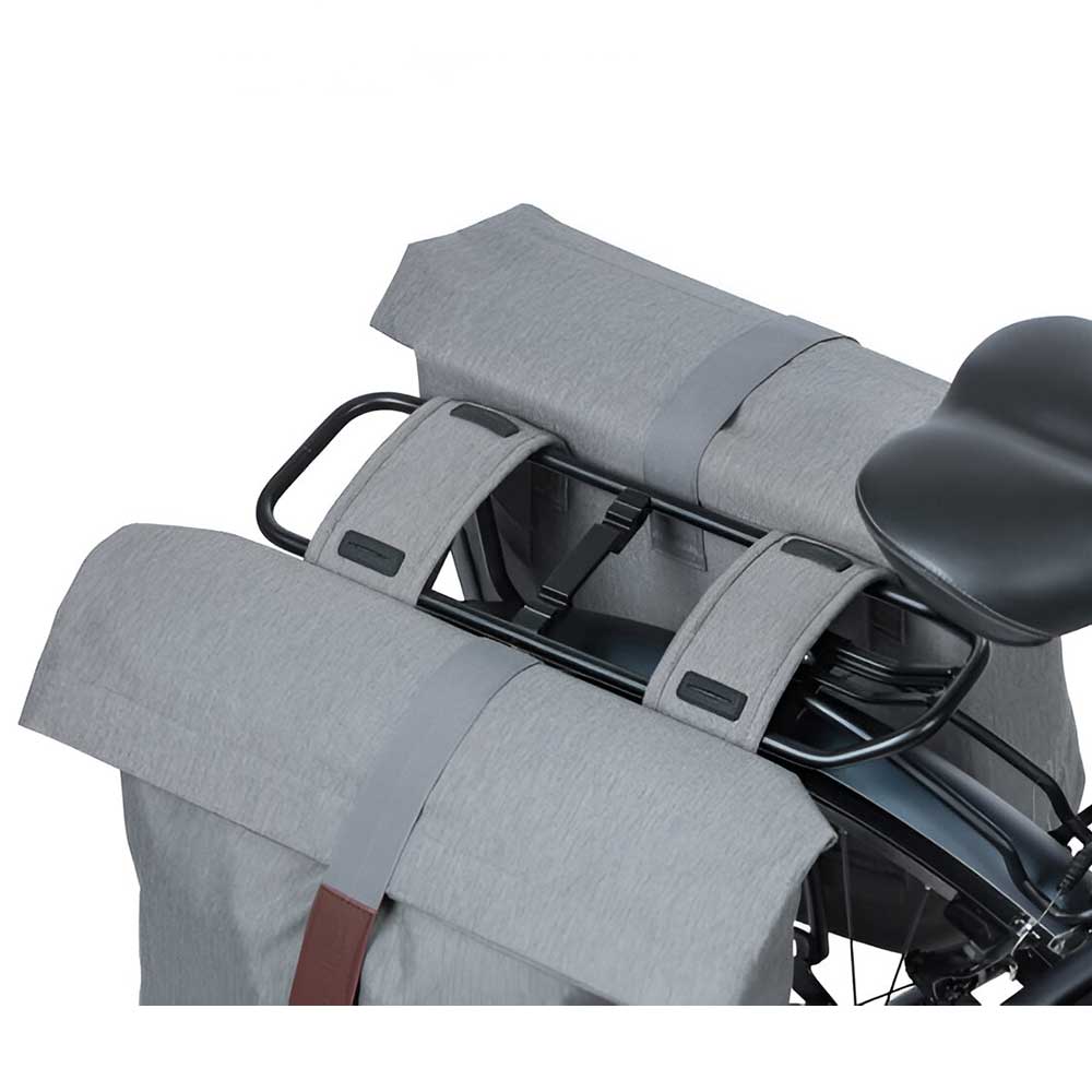 Double Sacoche Vélo BASIL City 28/32 litres Fixation universelle sur porte-bagage arrière – Image 5