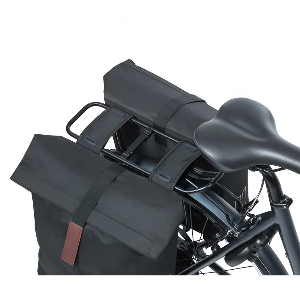 Double Sacoche Vélo BASIL City 28/32 litres Fixation universelle sur porte-bagage arrière – Image 4